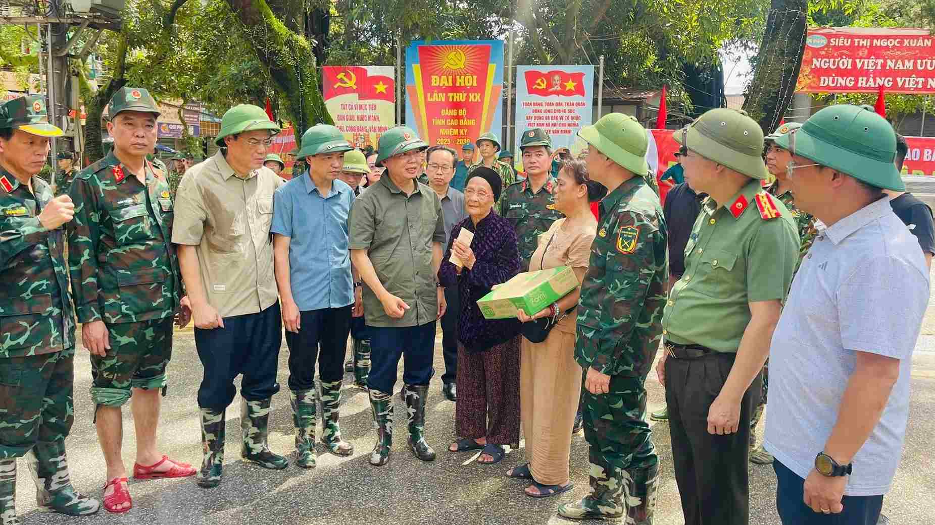 Deputy Prime Minister Tran Hong Ha visited and encouraged the people. Photo: Thuc Phan Ward People's Committee