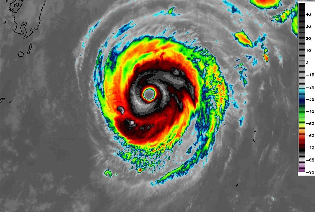 The eye of Typhoon Ha Long is clearly visible, surrounded by extremely strong convective clouds. Photo: Weathernerds.org