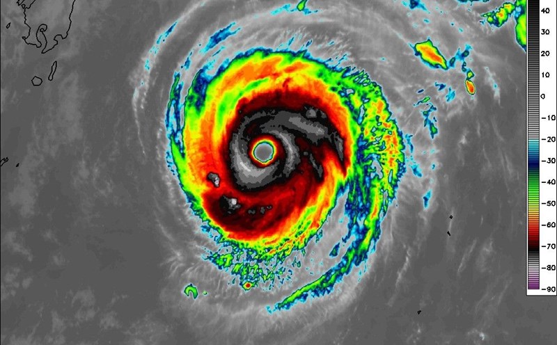 The eye of Typhoon Ha Long is clearly visible, surrounded by extremely strong convective clouds. Photo: Weathernerds.org