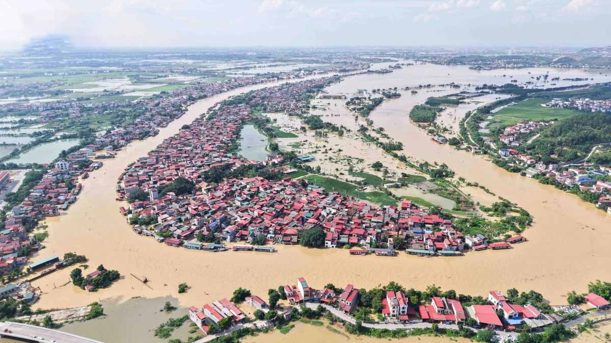 The rising water level of the Cau River caused flooding in Van Ha ward (Bac Ninh) after storm No. 10. Photo: Van Truong