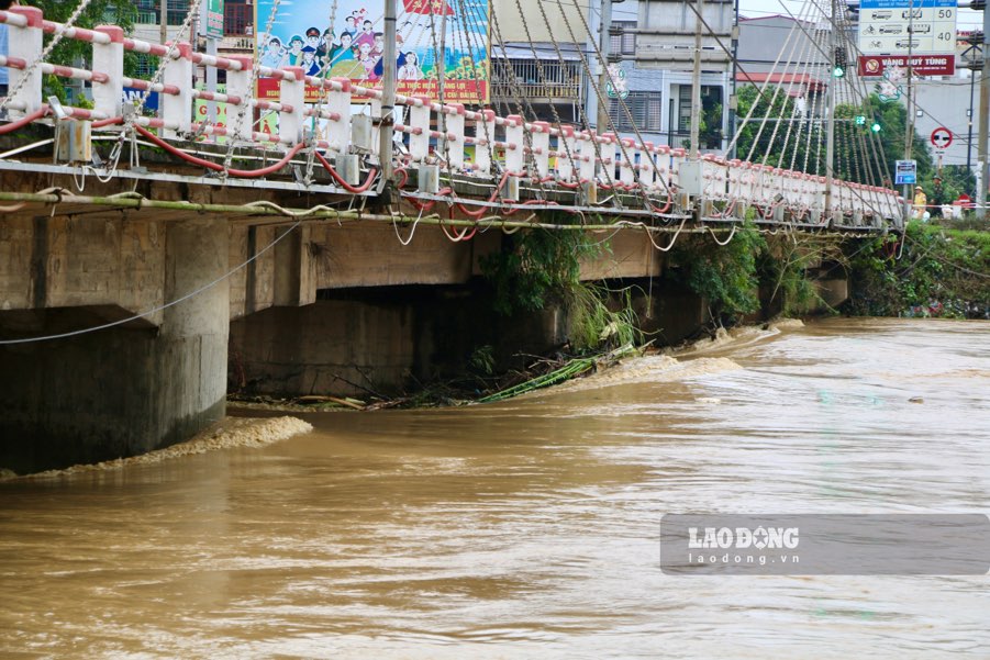 제11호 태풍의 순환이 까우강 상류에 폭우를 일으켜 까우강 수위가 상승할 것으로 예상되므로 하노이 시장이 대응 지시를 내렸습니다. 사진: 당 부