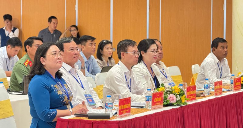 Lanh dao tinh cung cac chuyen gia hoi thao thao luan cac giai phap phat trien dien gio va nang cap ha tang nang luong tai tao tai DBSCL. Anh: Hoang Loc
