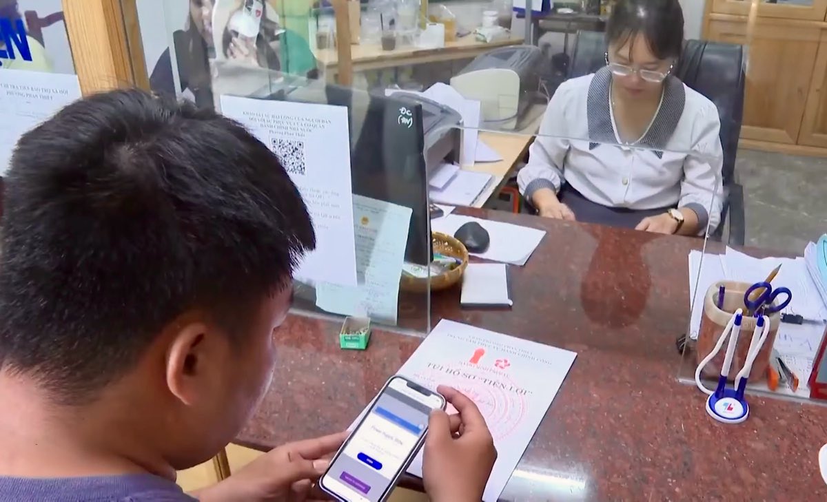 Nguoi dan quet ma QR tren tui ho so de truy cap. Anh: Duy Tuan 