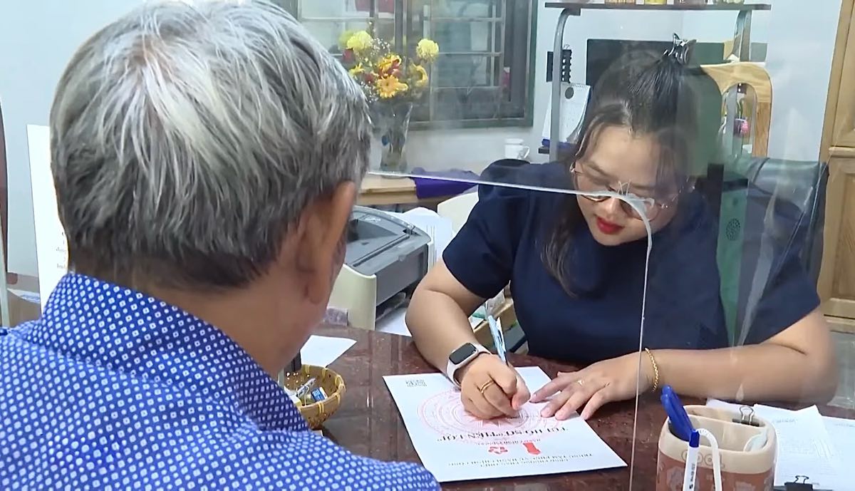 Can bo tiep nhan ho so tai Trung tam Hanh chinh cong phuong Phan Thiet. Anh: Duy Tuan 