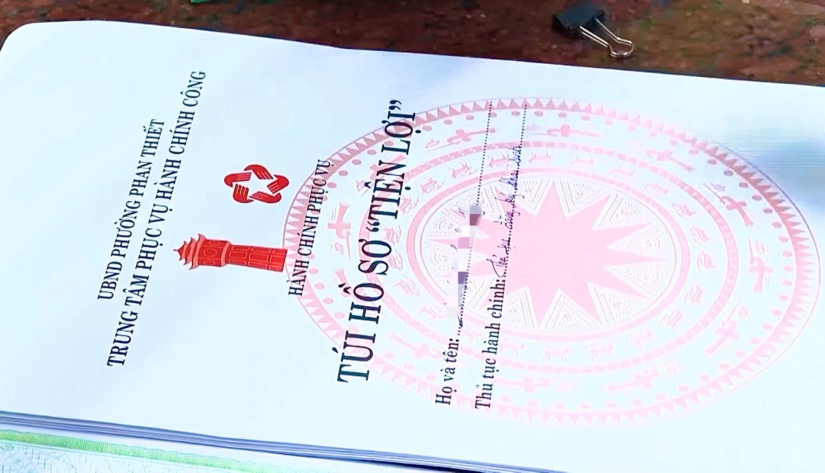 Tui ho so tien loi” co tich hop ma QR o phuong Phan Thiet, tinh Lam Dong. Anh: Duy Tuan