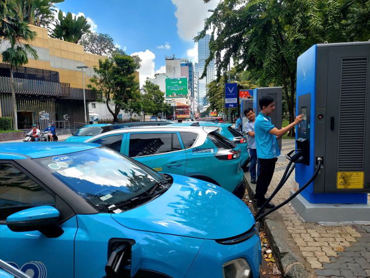 Voiture electrique rechargeable sur la rue Le Lai dans le centre de Ho Chi Minh-Ville. Photo : Minh Quan