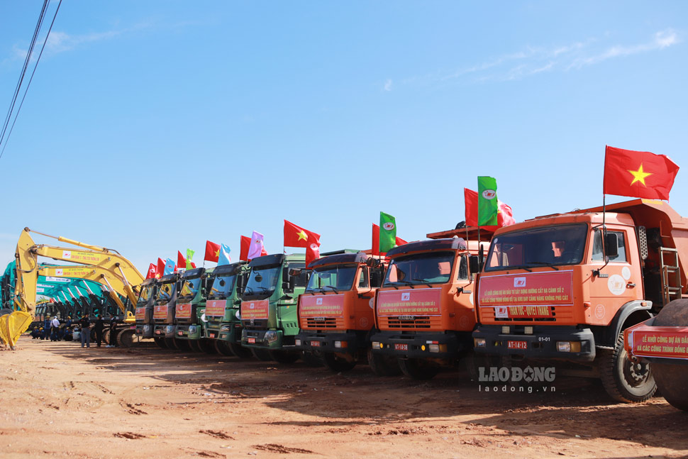 Machinery is starting the project to invest in the construction of runway No. 2 and synchronous works at Phu Cat Airport (Gia Lai). Photo: Hoai Phuong