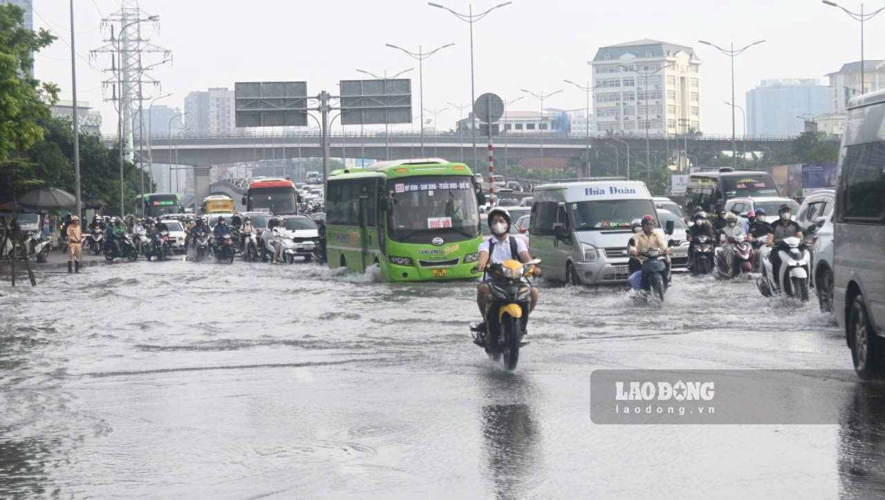 Anh Vu Van Thai – mot tai xe taxi cho biet, doan cau vuot duong Pham Hung noi voi duong Pham Van Dong, tinh trang ngap nuoc sau mua lon da dien ra nhieu lan trong thoi gian qua, nhung he thong thoat nuoc van chua duoc cai thien dang ke. Moi khi co mua lon keo dai, dac biet la do anh huong cua bao, nuoc thoat khong kip khien khu vuc nay tro thanh diem nong ngap ung cua thanh pho. Anh: Thanh Nhan