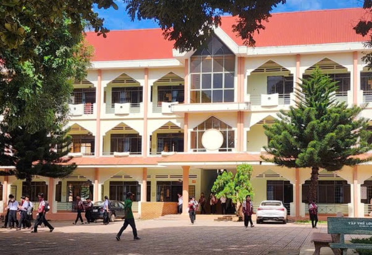 Cao Ba Quat High School (Dak Lak province) - where Ms. Hue is working and was dismissed from her position. Photo: Bao Trung