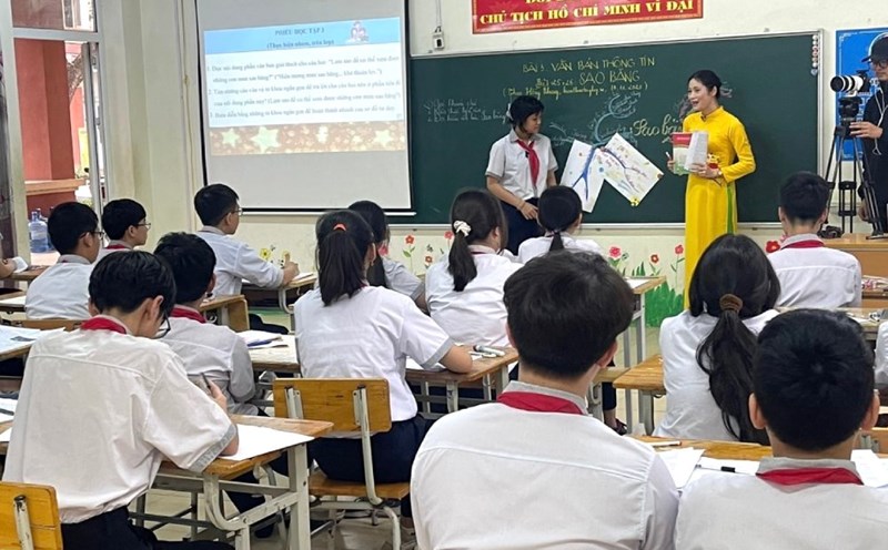 Develop job position guidance, structure of civil servants according to professional titles and norms for the number of people working in educational institutions. Photo: Thong Nhat