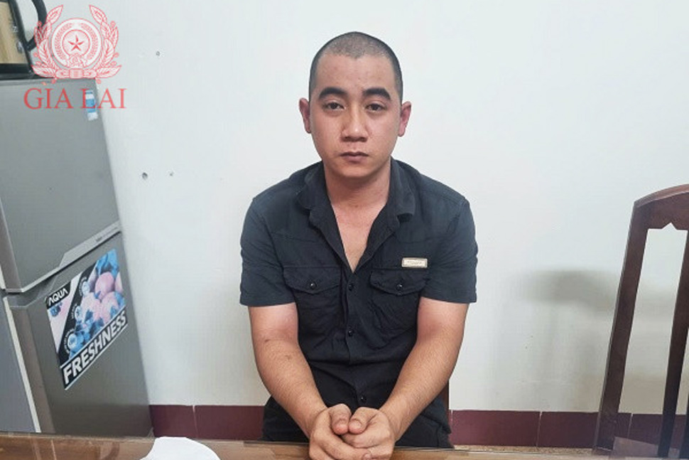 Đối tượng Đặng Văn Sang đến cơ quan Công an xã Bình Dương (Gia Lai) đầu thú. Ảnh: Công an cung cấp