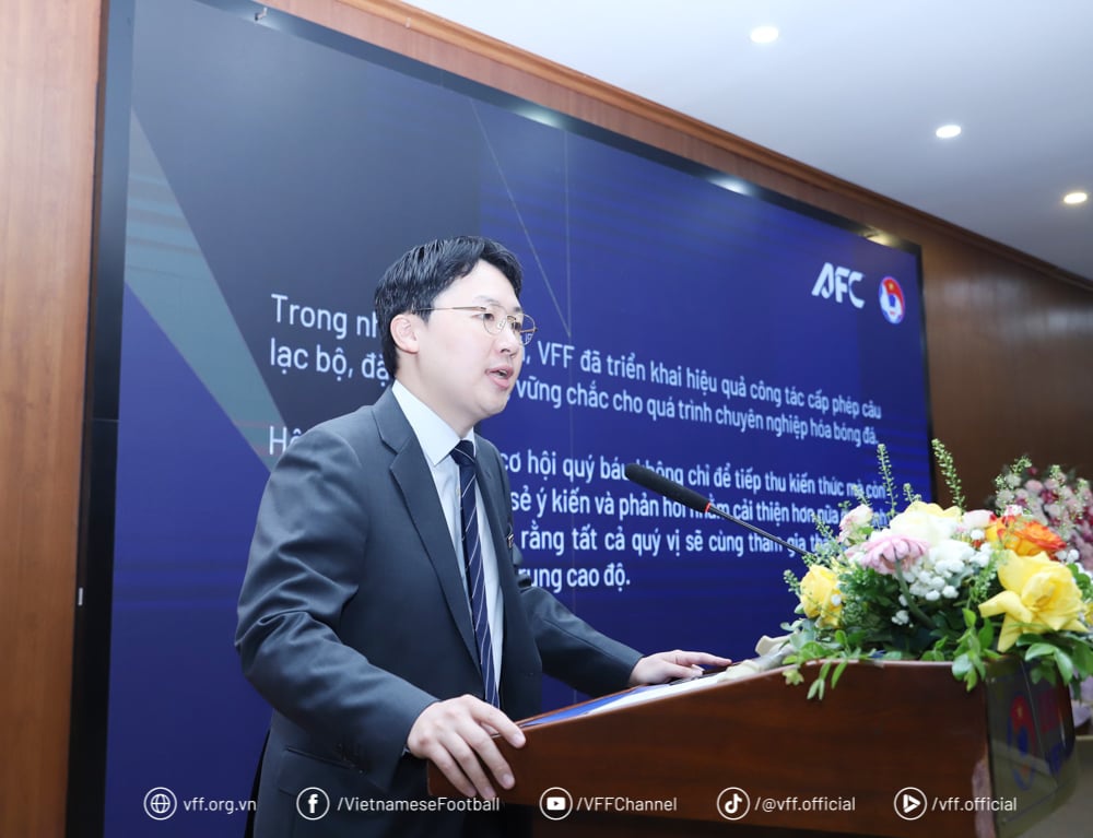 Dai dien AFC chia se tai Hoi thao. Anh: VFF