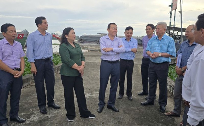 Standing Deputy Secretary of the Provincial Party Committee Ho Thi Hoang Yen inspected the progress of implementing social housing projects and trade union institutions in the area. Photo: Hoang Loc