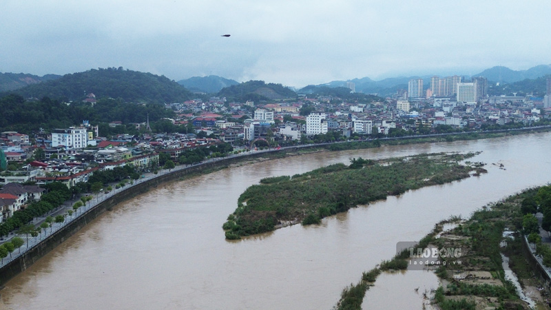 Muc nuoc tren song Hong qua Lao Cai da giam nhieu sau con bao so 10, qua hinh anh con cat giua long song. Anh: Dinh Dai