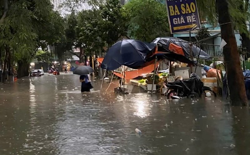 Hanoi still has 12 deeply flooded spots. Photo: Tat Thao