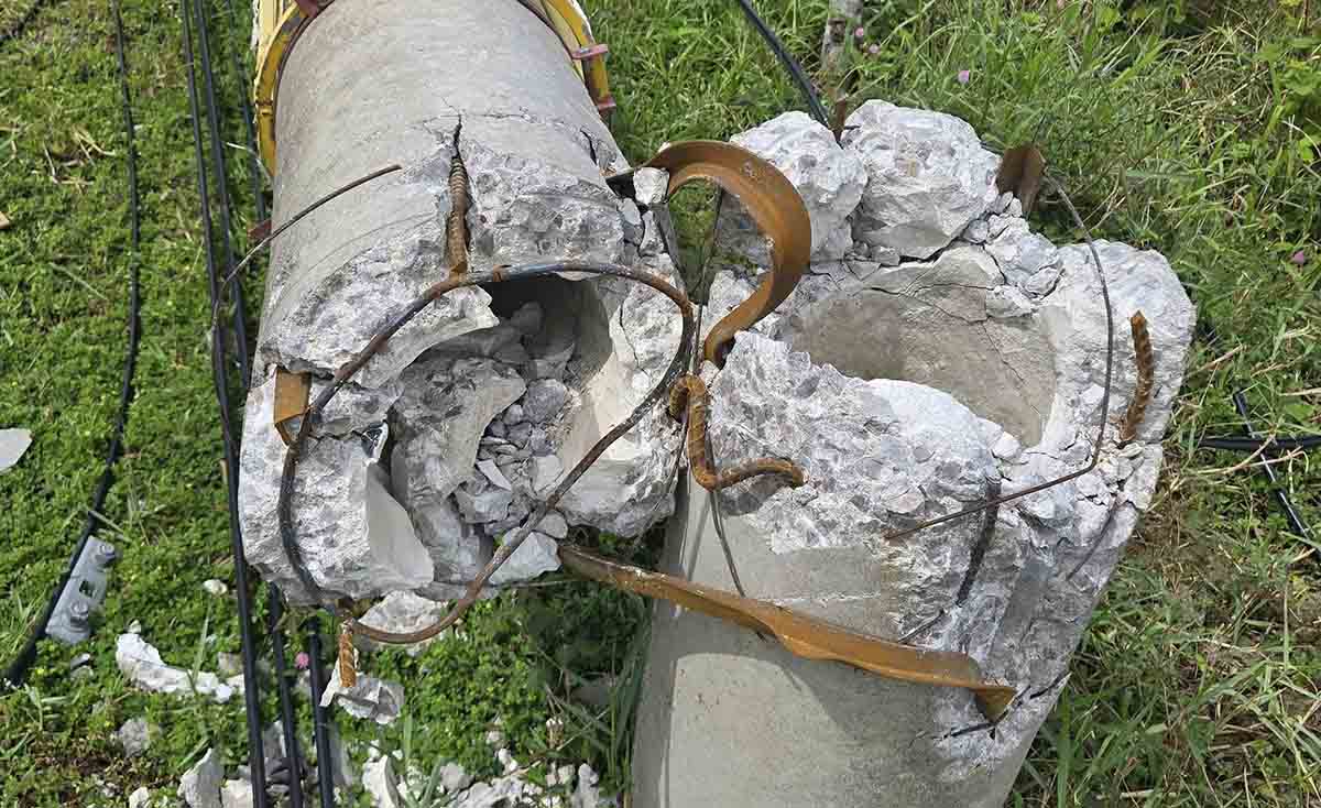The lighting pole in Bac Hong Linh ward broke and exposed the iron part, causing a stir and suspicion of not ensuring quality. Photo: Linh Hong.