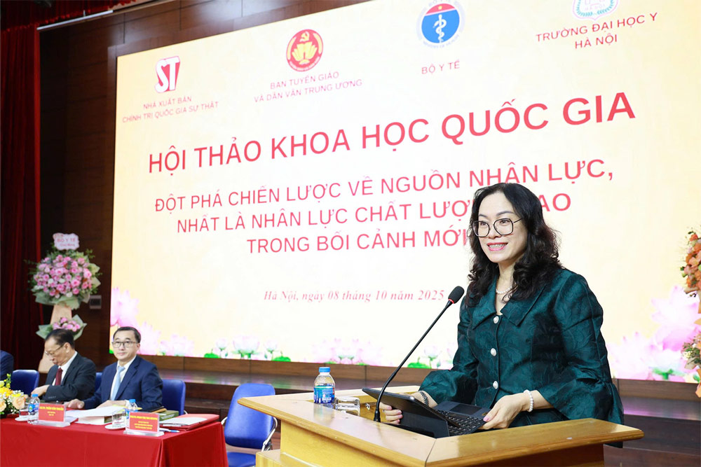 PGS.TS. Phan Thi Thu Huong, Chu tich Hoi dong Truong Dai hoc Y Ha Noi phat bieu trong hoi thao. Anh: Son Kim