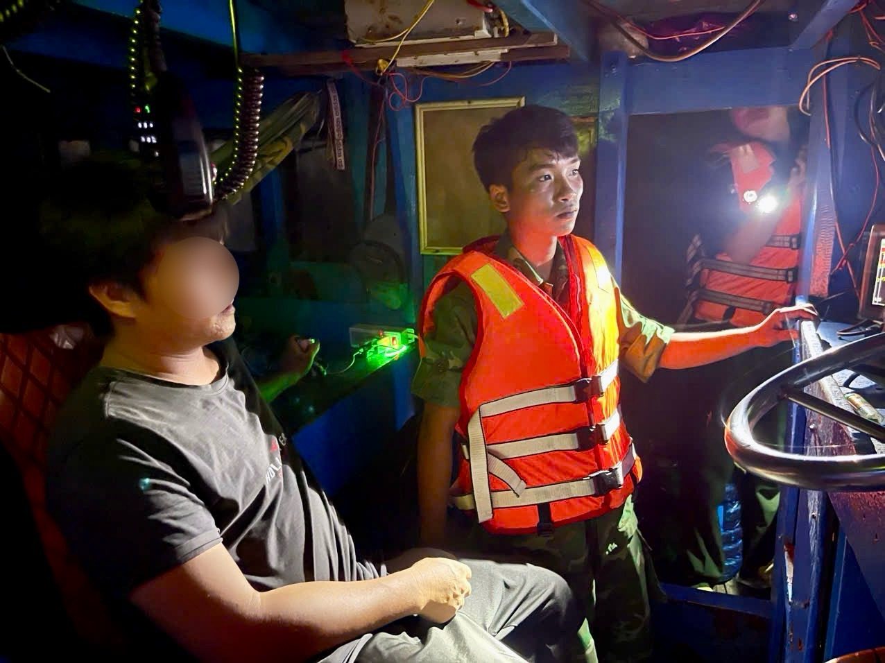 Bo doi Bien phong tiep can tau ca vi pham va dua ve cang de xu ly. Anh: Trung Thanh