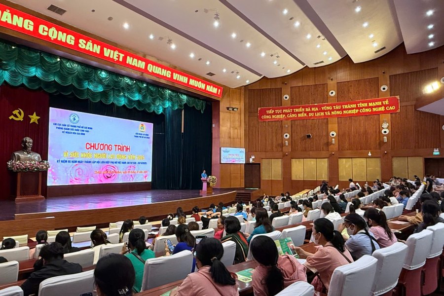 Propagating health care for female workers in the program. Photo: Thanh An