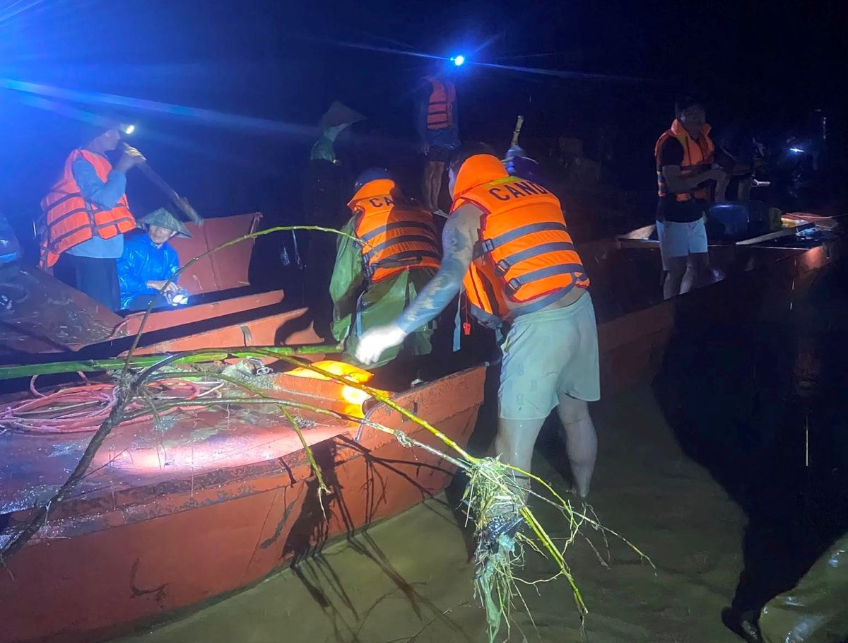 Luc luong chuc nang trien khai cong tac tim kiem tung tich nguoi phu nu bi lu cuon troi tai xa Thiet Ong, tinh Thanh Hoa. Anh: Minh Tam