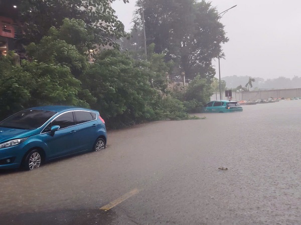 하노이의 많은 구간이 폭우가 내리면 며칠 동안 침수됩니다. 사진: Xuyen Dong