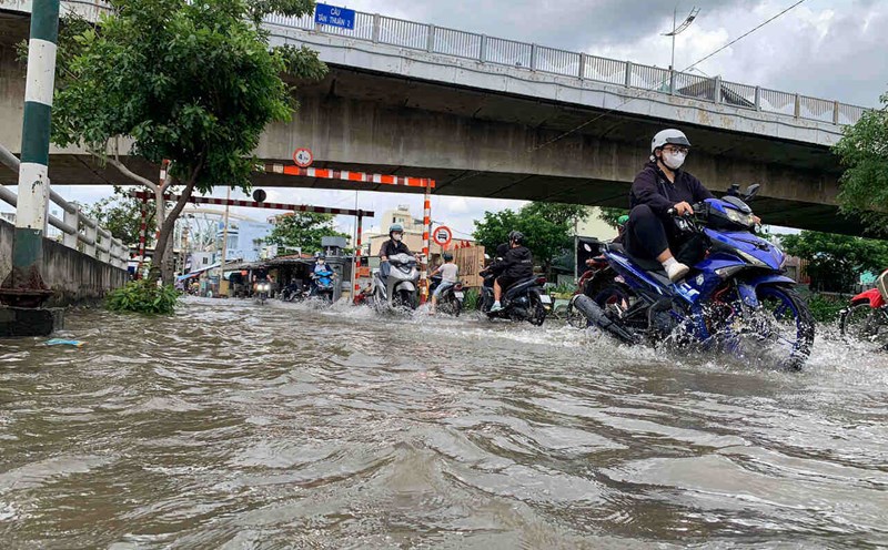 High tide warning in Ho Chi Minh City today. Photo: Thai Bao