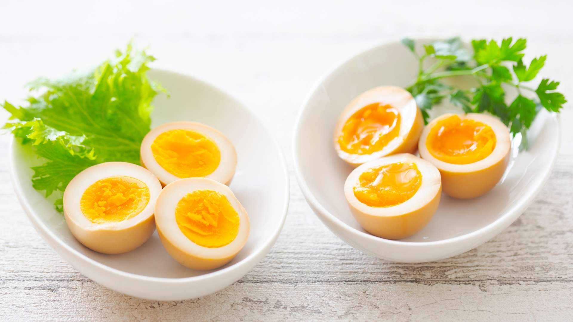 Comparison of nutrients in egg yolks and egg whites