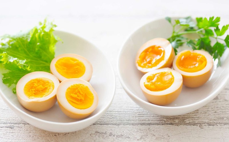 Comparison of nutrients in egg yolks and egg whites
