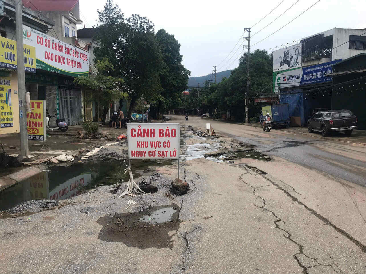 Mat duong An Duong Vuong (phuong Thong Nhat, tinh Phu Tho) bi xuong cap nghiem trong, tiem an nguy co tai nan cho nguoi va phuong tien luu thong. Anh: Yen San