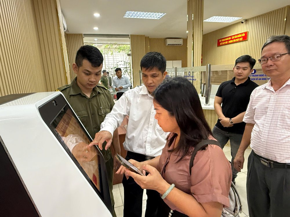 Chi Pham Thi Hien (ngu phuong Sai Gon) duoc huong dan lam thu tuc xac nhan cu tru. Anh: Minh Tam