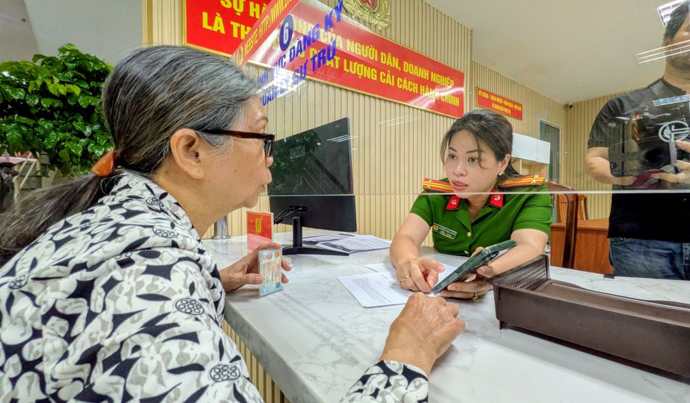 Ba Le Thanh Xuan (ngu phuong Sai Gon) den lam thu tuc cap doi can cuoc moi. Anh: Anh Tu