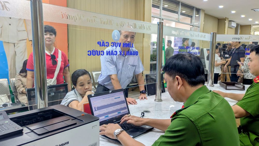 Can bo cong an phuong Sai Gon huong dan nguoi dan lam thu tuc. Anh: Anh Tu
