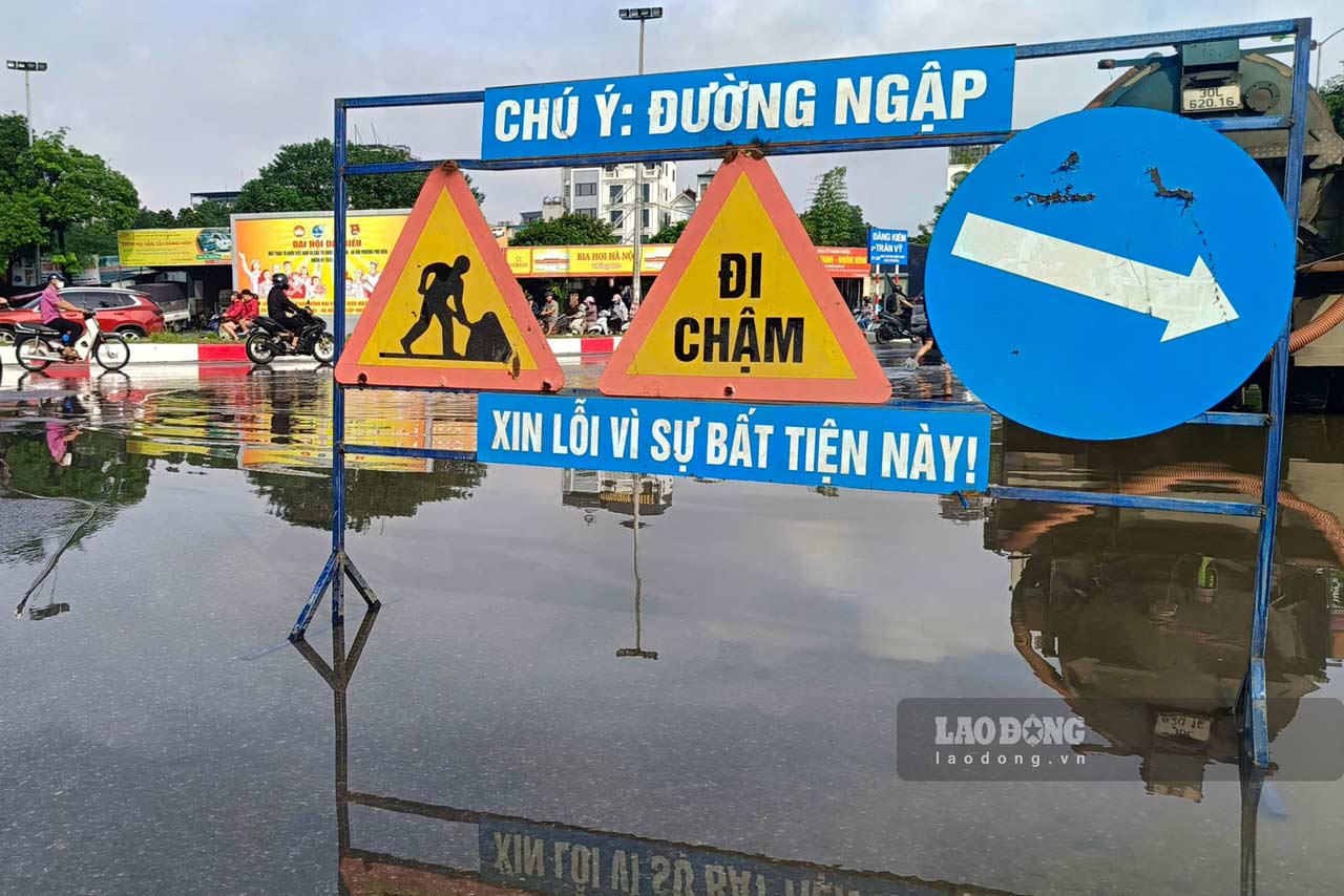 Du cac diem ngap sau tren duong Cau Dien va Van Tien Dung da duoc dat bien canh bao, nhieu nguoi van co di qua, khien khong it xe bi chet may giua dong nuoc. Anh: Hai Danh