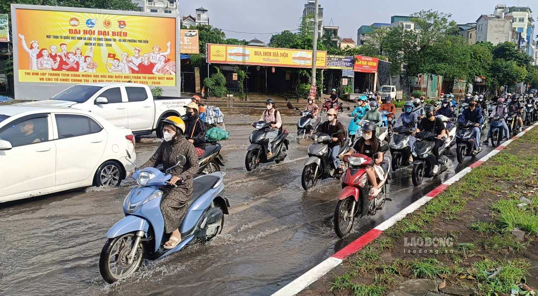 Khoang 8h, ngay 8.10, mua da ngot nhung duong Van Tien Dung van ngap sau, phuong tien di chuyen kho khan. Anh: Hai Danh