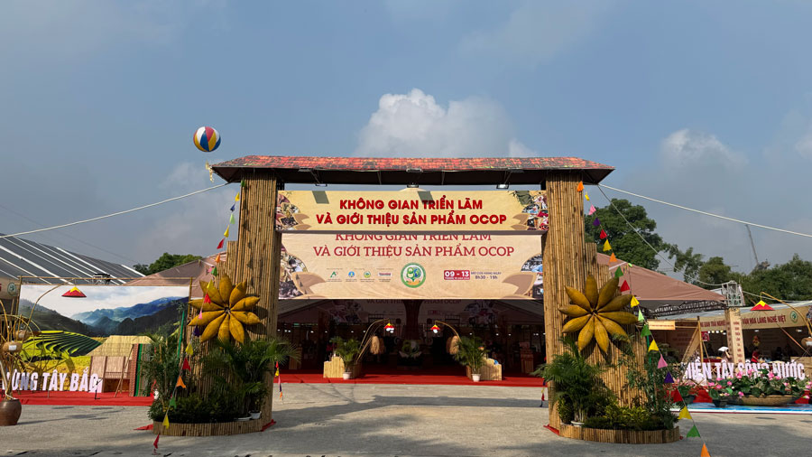 Khong gian Hoi cho duoc thiet ke mang dam net truyen thong. Anh: Thuy Linh. 