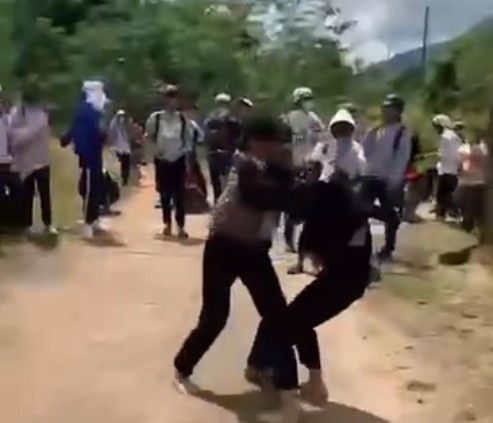 Scene of two female students in Dak Lak fighting over a conflict. Photo: Bao Trung