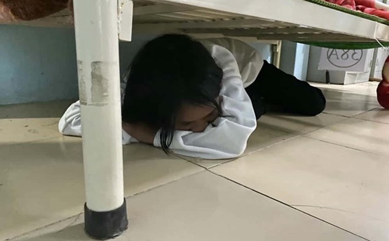 Students in mountainous areas - Quang Ngai earthquake area practice how to cope with strong earthquakes. Photo: Thanh Tuan