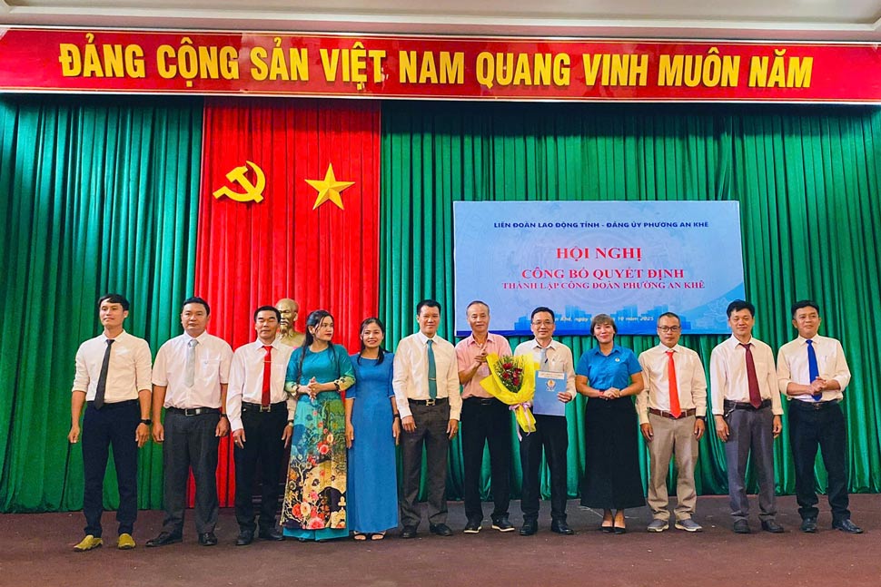 Ms. Nguyen Thi Bich Thuy - Permanent Vice President of the Gia Lai Provincial Federation of Labor - presented the decision to establish the An Khe Ward Trade Union. Photo: Anh Nguyen