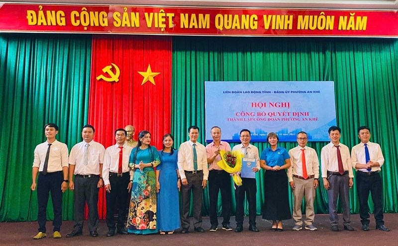 Ms. Nguyen Thi Bich Thuy - Permanent Vice President of the Gia Lai Provincial Federation of Labor - presented the decision to establish the An Khe Ward Trade Union. Photo: Anh Nguyen