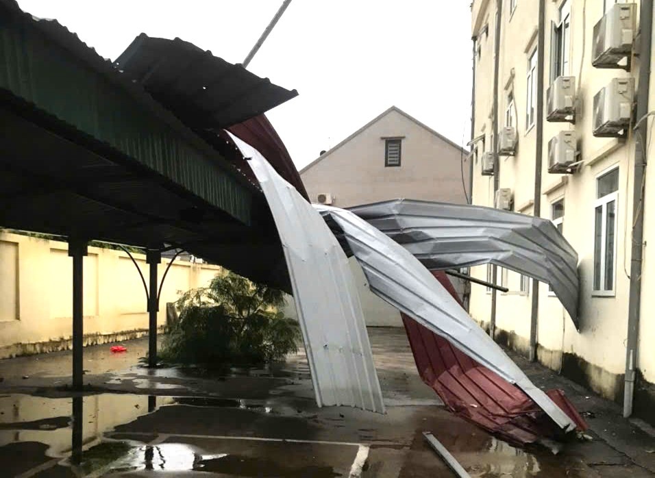 Trường học ở Chí Minh (phường Chu Văn An, Hải Phòng) tốc mái nhà để xe do ảnh hưởng bão số 11. Ảnh: Ngọc Trinh