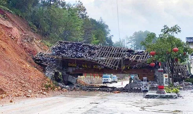 Sạt lở làm sập cổng chào vào cao nguyên đá Đồng Văn