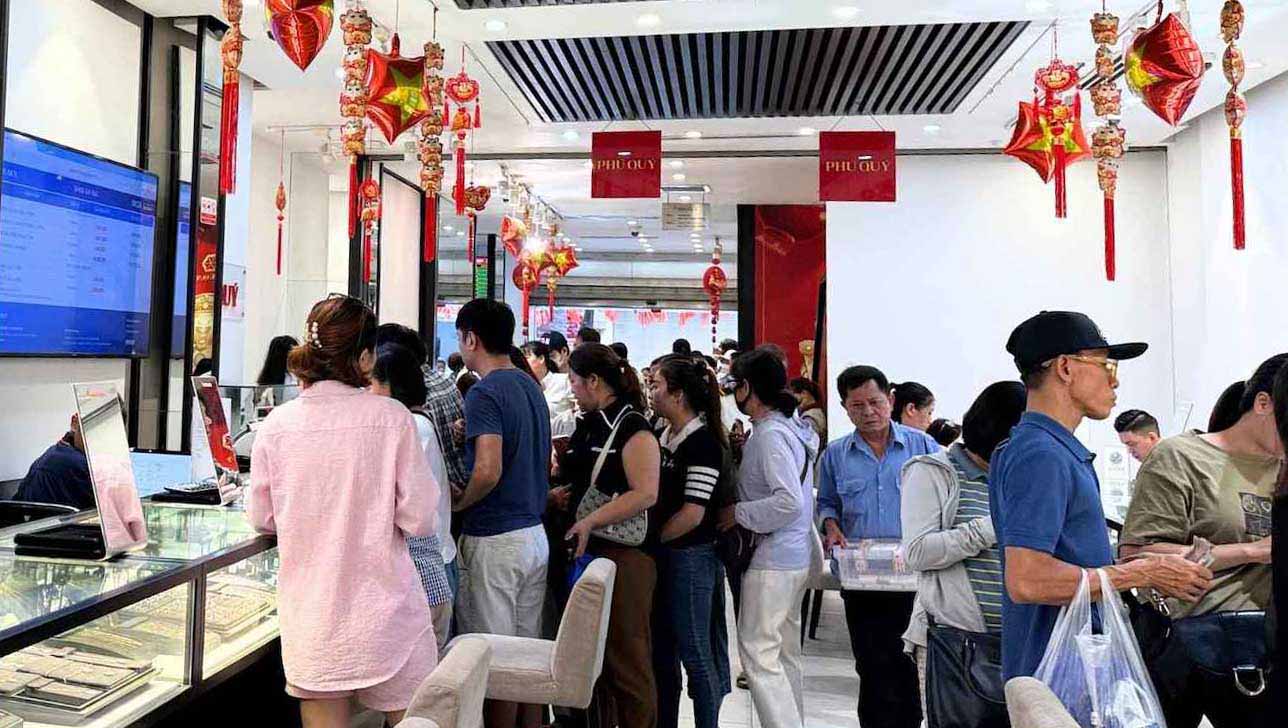 Ngay 8.10, nhieu nguoi den cua hang vang bac da quy tai Ha Noi de giao dich bac. Anh: Phuong Anh