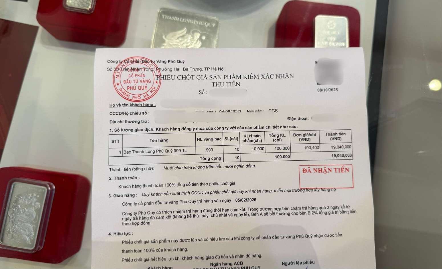 Tai mot so cua hang, do nhu cau tang cao, khach phai cho den nam sau moi duoc nhan bac, du mua so luong it hay nhieu. Anh: Phuong Anh  