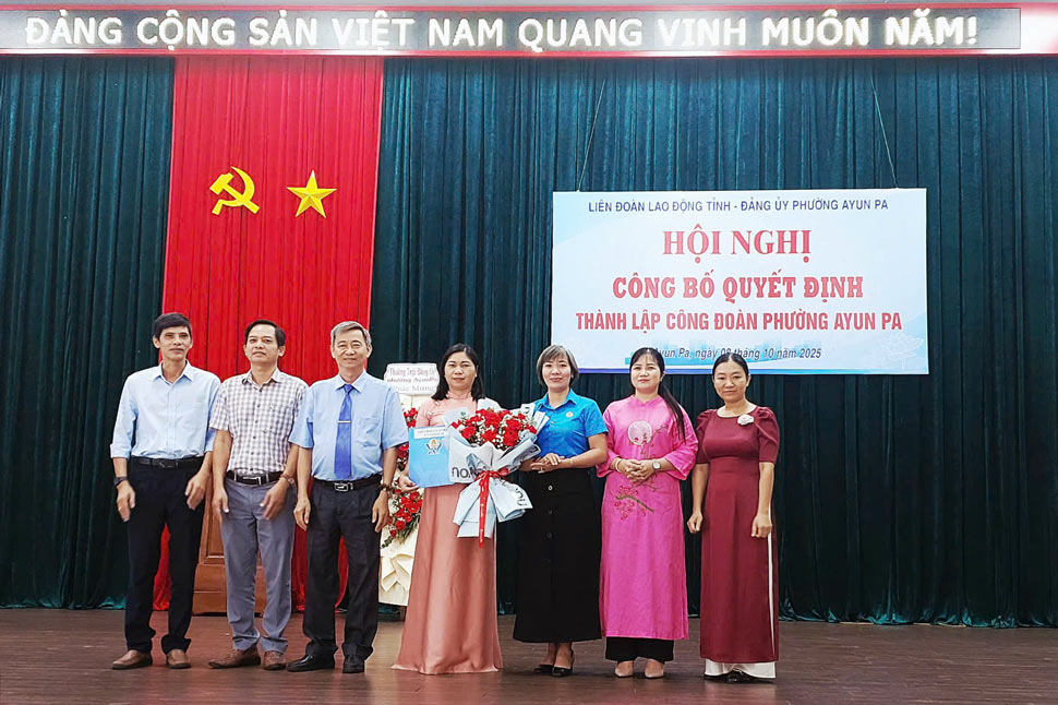 Nguyen Thi Bich Thuy 여사 - Gia Lai 지방 노동 연맹 상임 부위원장 - Ayun Pa 구 노동 조합 설립 결정 수여 사진: Anh Nguyen