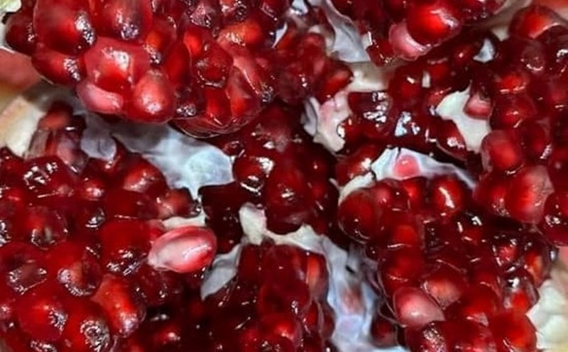 Pomegranate is a fruit that helps prevent hair loss, good for hair. Photo: Kieu Vu