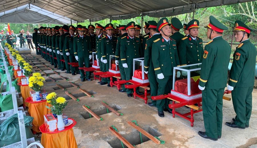 14人の戦没者の遺骨の埋葬式。写真:Hung Tho