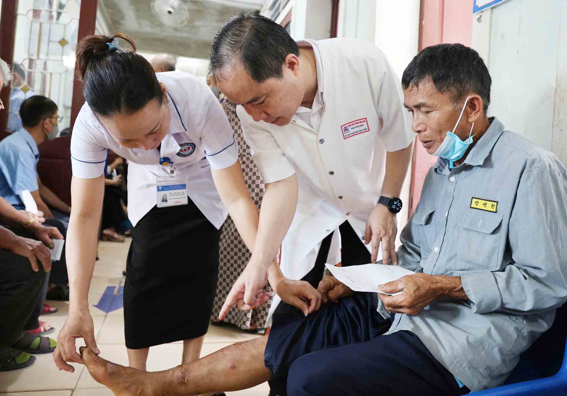 후에 중앙 병원 의사들이 Cam Binh 면 주민들을 무료로 진료하고 있습니다. 사진: Tran Tuan.