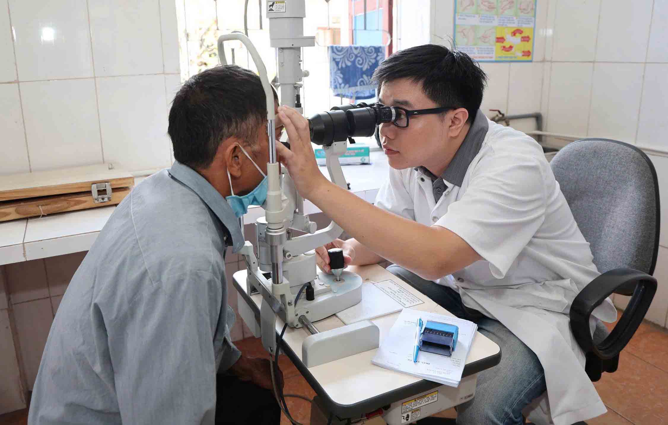 Kham mat cho nguoi dan. Anh: Tran Tuan.