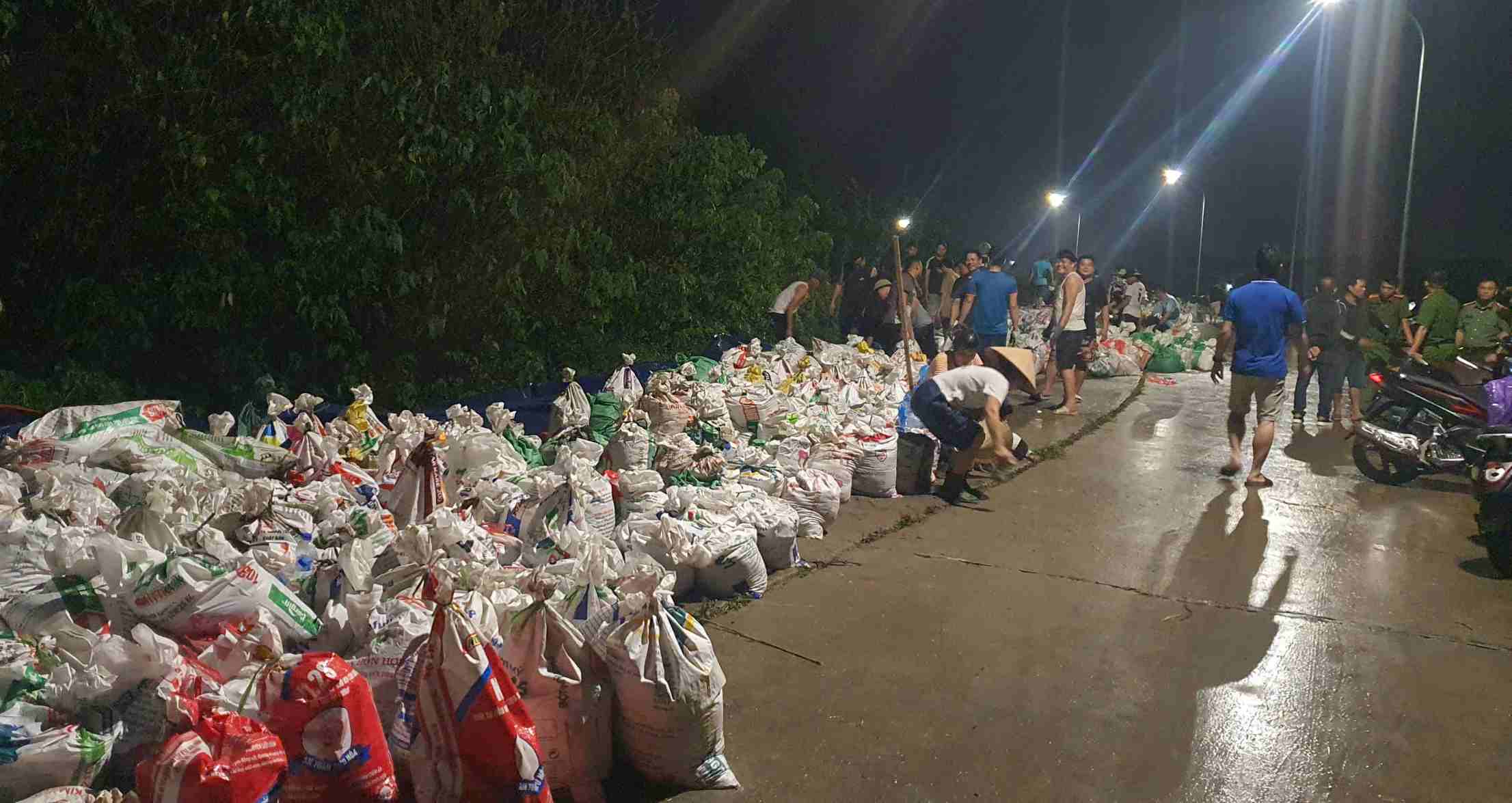 Lực lượng quân đội, công an cùng người dân gia cố đê bối trong đêm tại Bắc Ninh. Ảnh: Trung Hiền