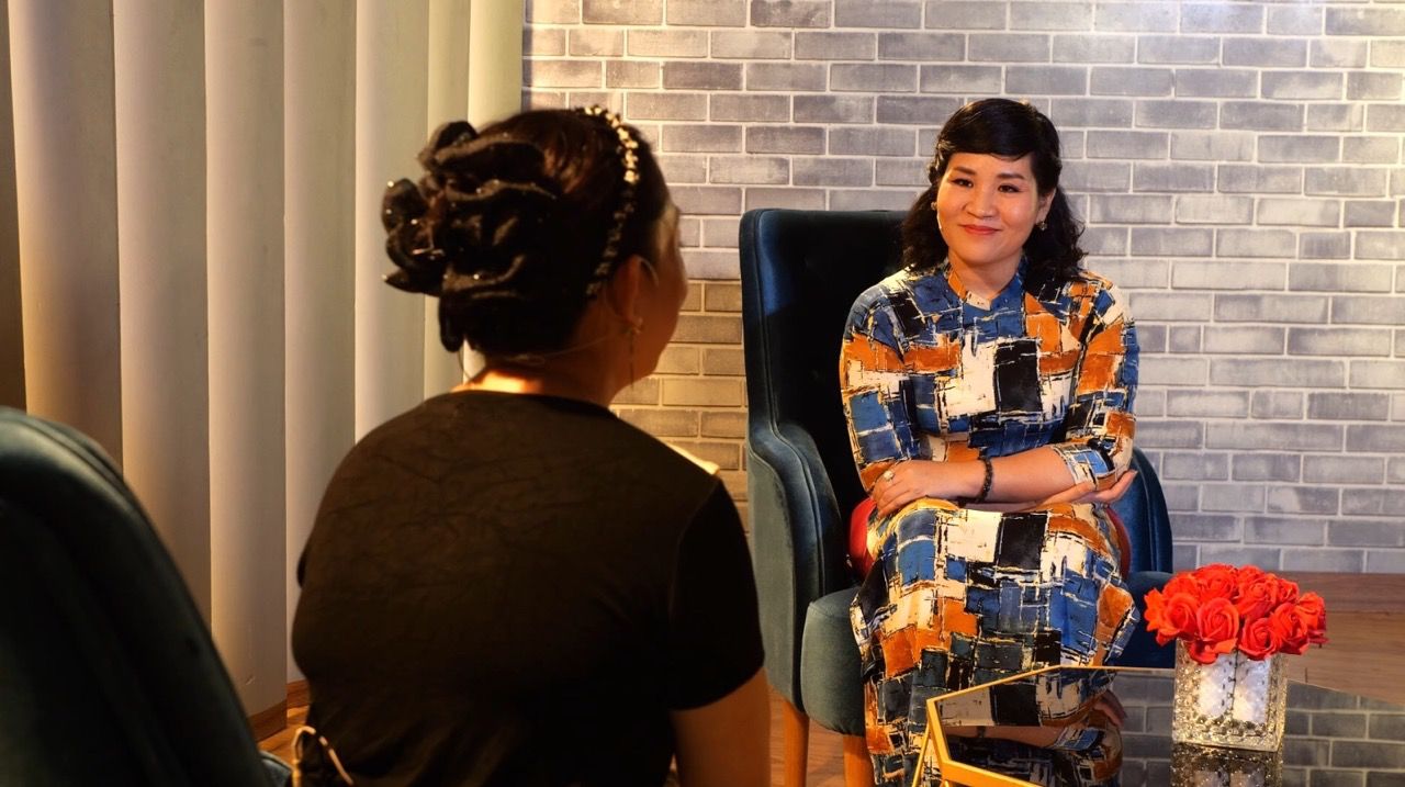 Ms. X shared with Dr. To Nhi A about the conflict with her mother-in-law. Photo: Jet provided.